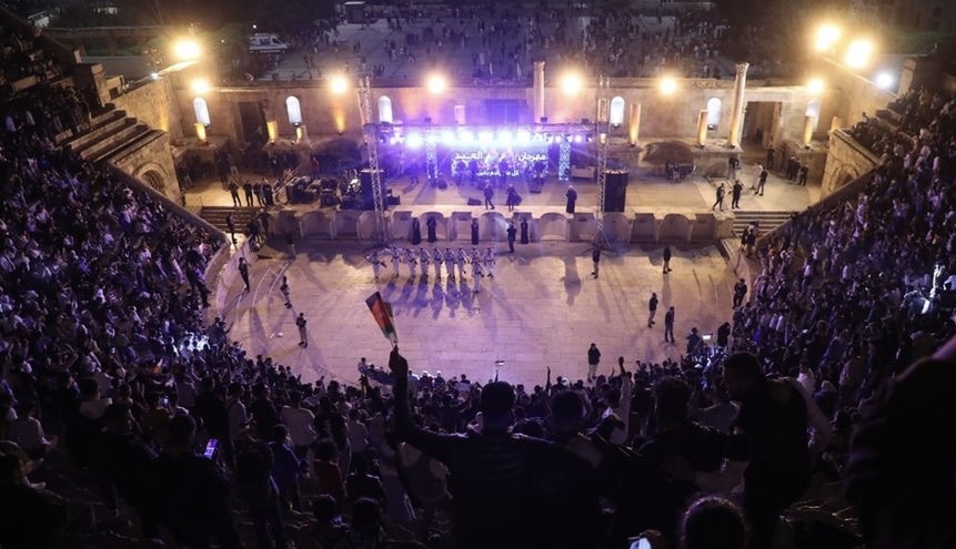 احتشاد جماهيري في المدرج الروماني بثالث أيام العيد