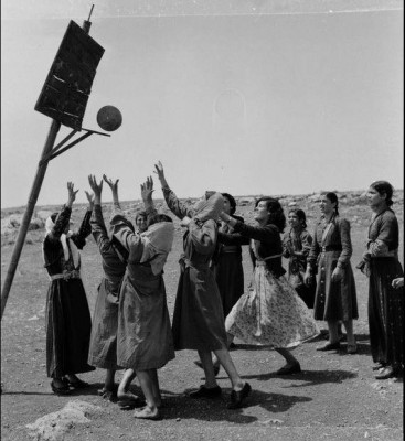 صورة قديمة لنساء فلسطينيات يلعبن كرة السلة