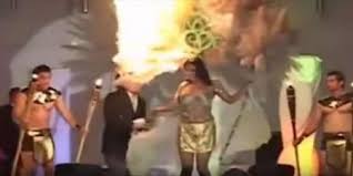 بالفيديو: شاهد لحظة اشتعال النار في رأس مشاركة بمسابقة جمال