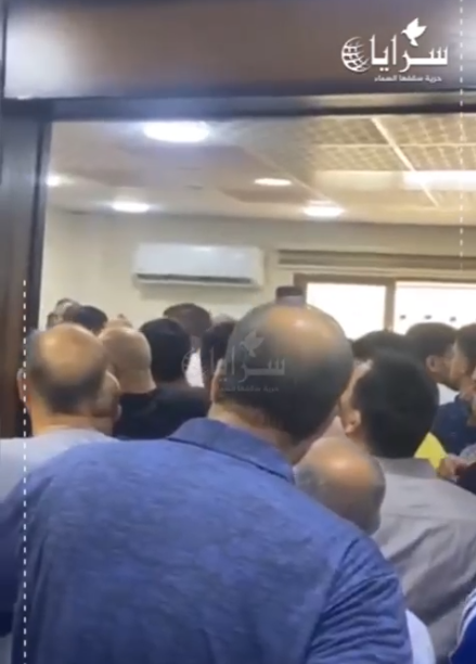 بالفيديو  ..  اكتظاظ داخل محكمة بلدية إربد الكبرى للإعتراض على مخالفات السير 