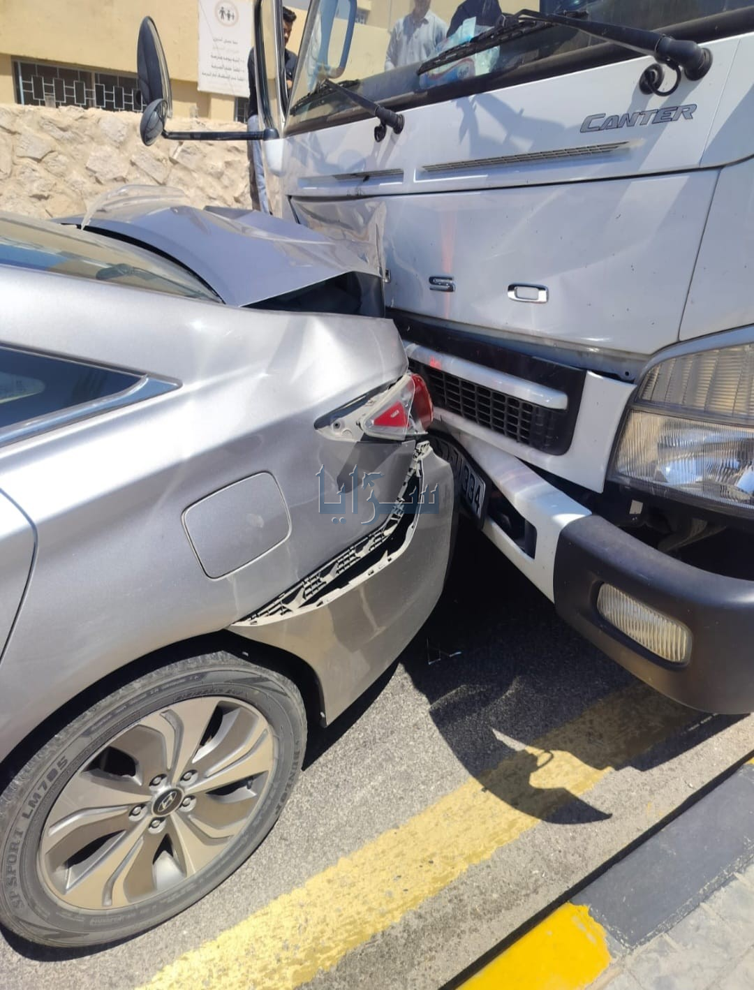 حادث تصادم مروري يربك الحركة على شارع حيوي بوادي موسى دون تسجيل خسائر بشرية ..  صور