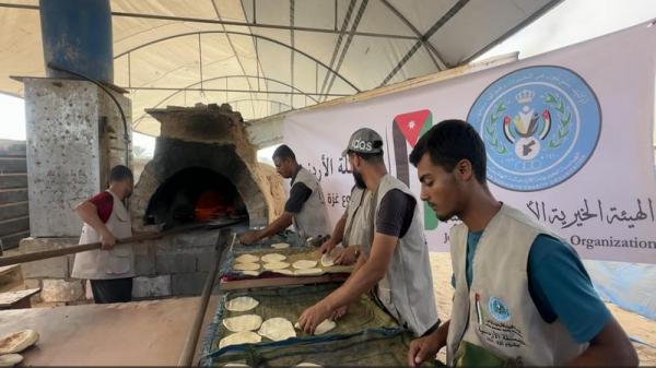 الحملة الأردنية توزّع الخبز الطازج على مئات العائلات في خان يونس