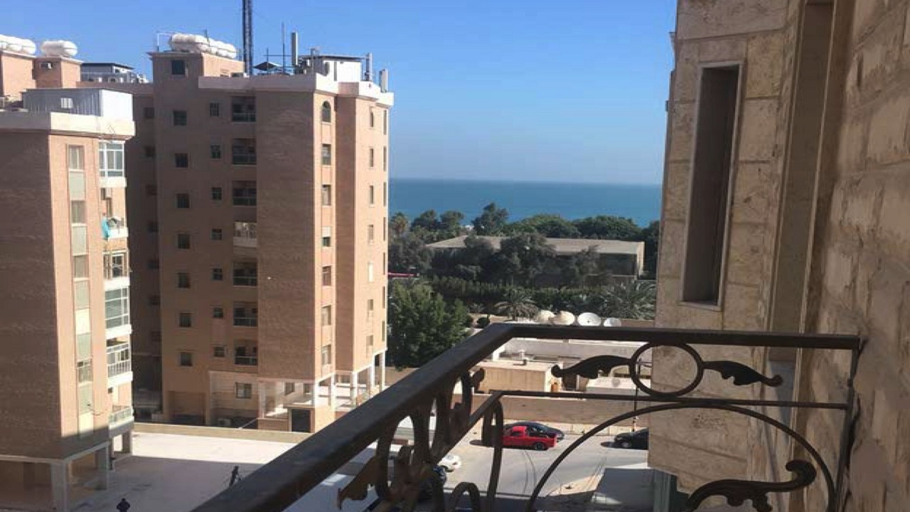 بسبب جنسية والدتها  ..  انتحار طفلة كويتية من الطابق الـ 14