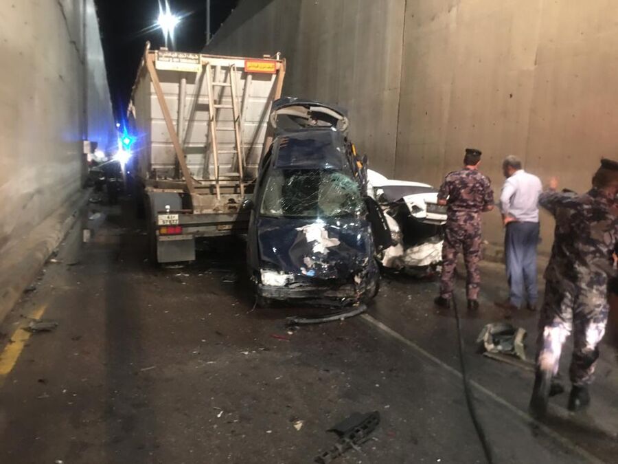 إصابات إثر تصادم شاحنة ومركبة في العقبة