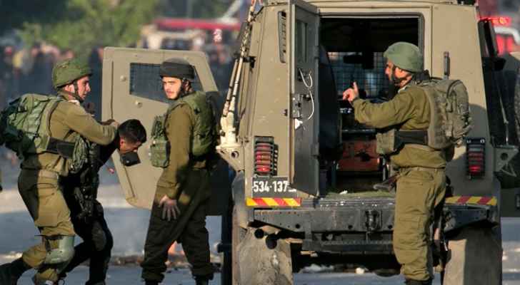 الاحتلال يعتقل ١٧ فلسطينيا