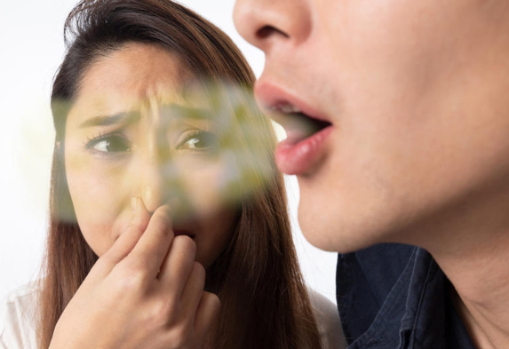  أسباب وعلاج رائحة الفم الكريهة