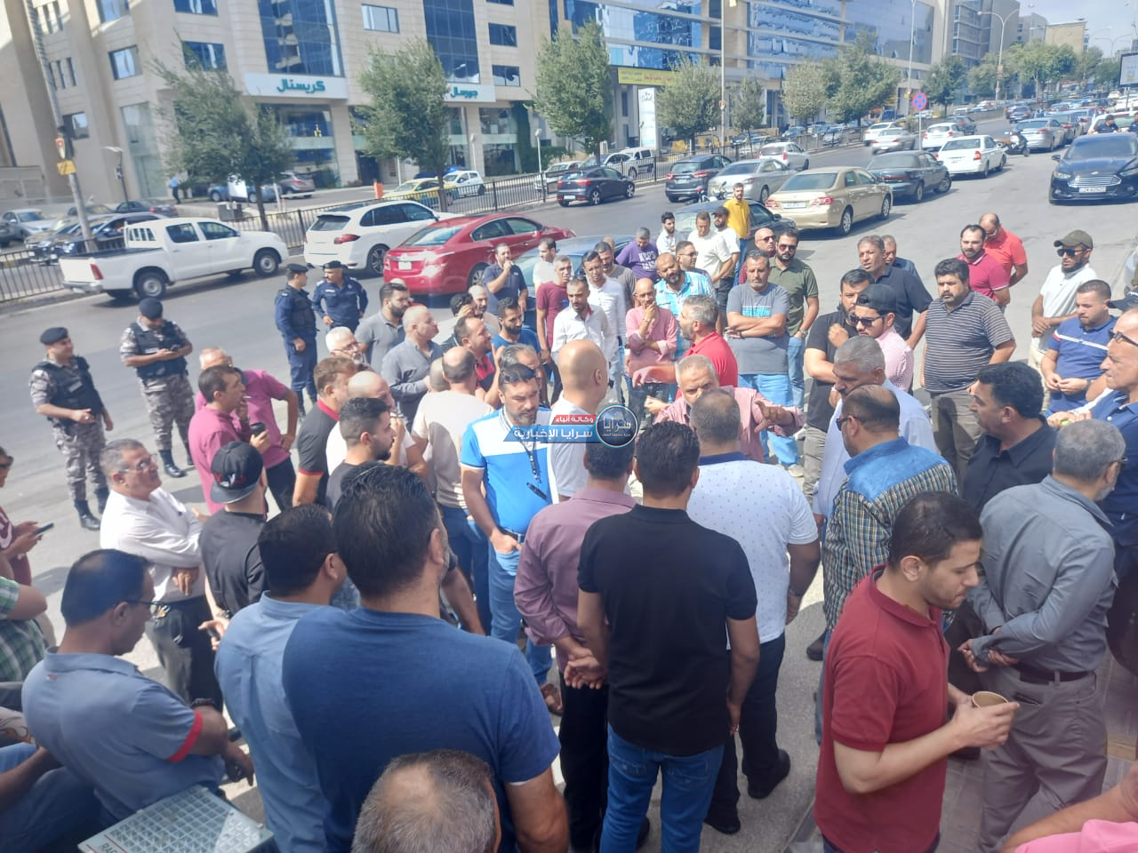 بالفيديو والصور ..  سائقو التطبيقات الذكية ينفذون اعتصامًا أمام شركة "جيني"