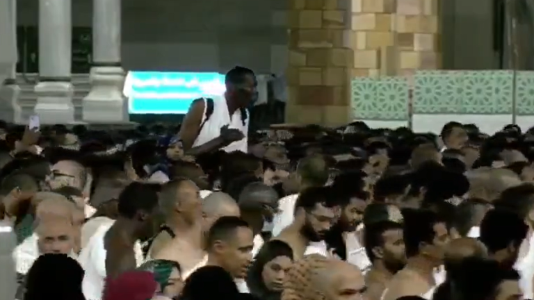 معتمر "عملاق" في الحرم المكي يثير تفاعلا كبيرا على السوشيال ميديا - فيديو