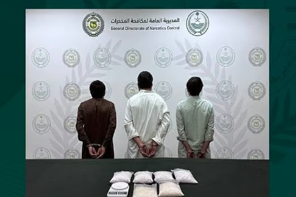 القبض على 3 مقيمين بالرياض لترويجهم 5.3 كيلوجرام من مادة الشبو المخدر