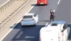 فيديو يحبس الأنفاس ..  رجل يتخطى الطريق السريع بطريقة غريبة!