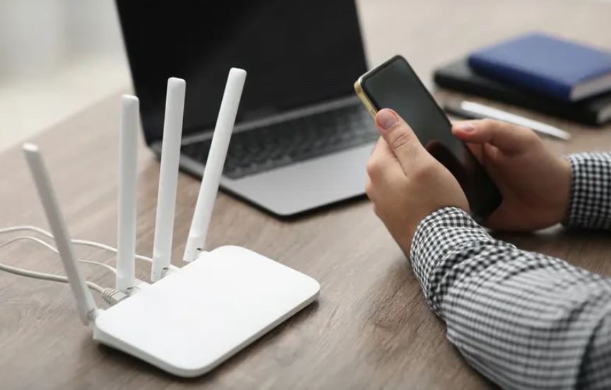 جاسوس في قلب بيتك ..  إشارات "واي فاي" تحول هاتفك إلى أداة مراقبة خفية