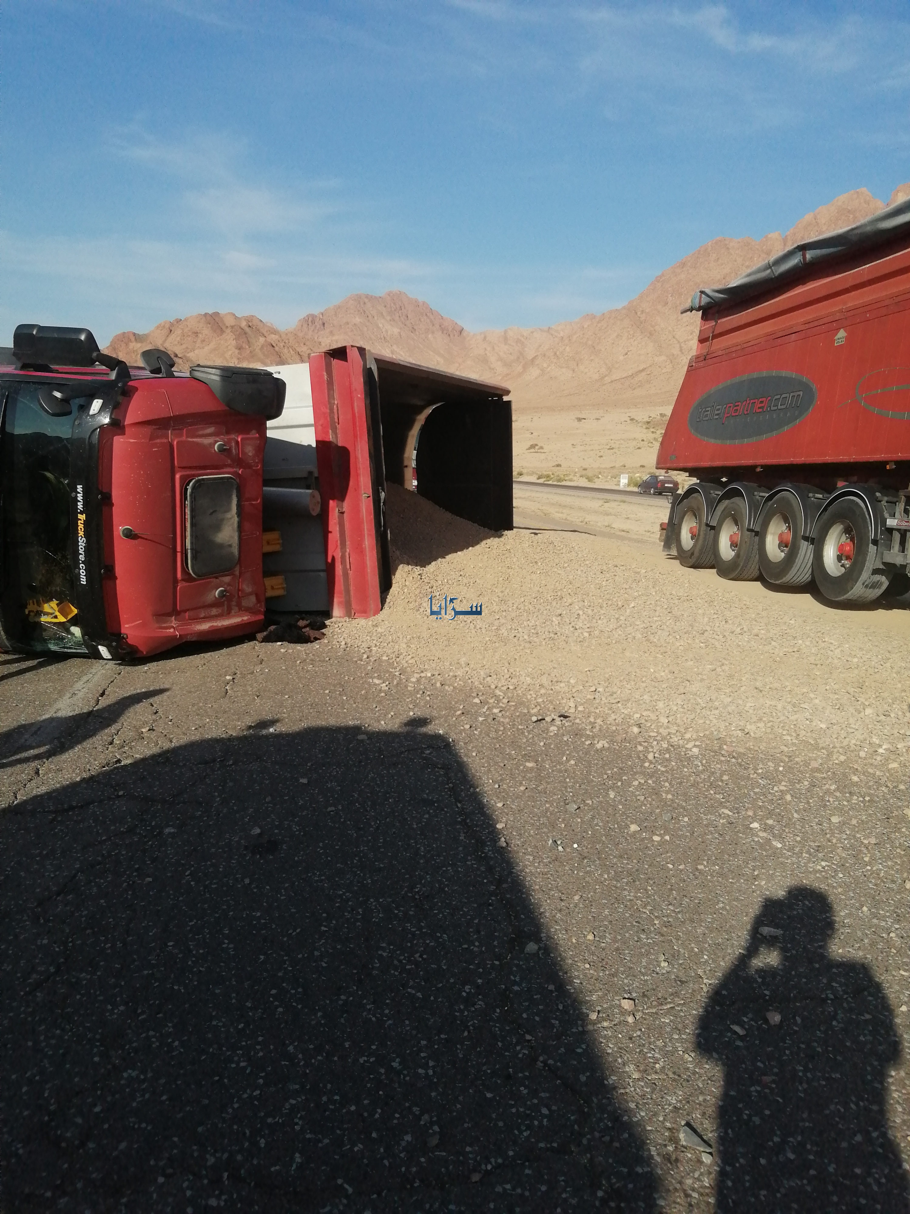 إغلاق جزئي للطريق الصحراوي بسبب تراكم الكبريت والرمل إثر حادثين منفصلين ..  صور