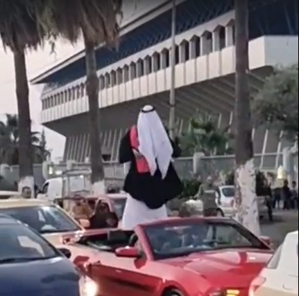 بالفيديو  ..  طالب خليجي يعتلي مركبته في شارع الدفاع في مدينة اربد ويرمي النقود في الشارع العام