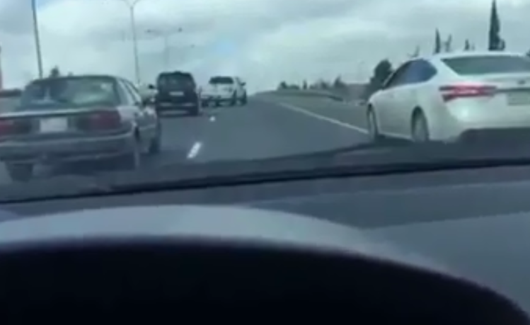 بالفيديو  ..  تفحيط و قيادة "جنونية" تعرض المواطنين للخطر على شارع المطار