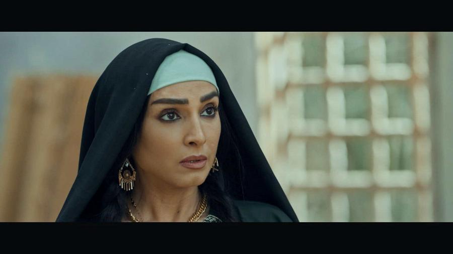 روجينا تدفن شعرها بجوار جثمان زوجها وترتدي ملابس الرجال ..  الحلقة الثانية من "ستهم"