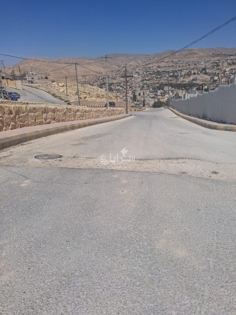 بالصور ..  مواطنون في وادي موسى يطالبون بإصلاح حفر "مياه" 