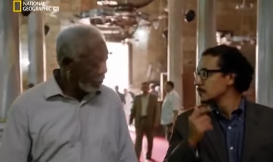 بالفيديو  ..  الممثل الامريكي "فريمان" يرفع الأذان في مسجد بالقاهرة ويؤكد ان صوت الأذان من اجمل الاصوات في العالم