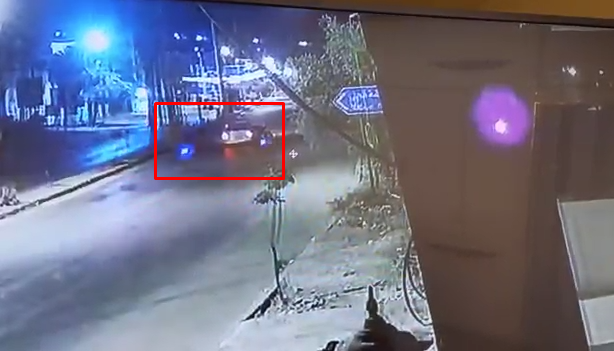 بالفيديو  ..  كاميرا مراقبة توثق سرقة عواكس تحذيرية بعد (3) ساعات من تركيبها بمنطقة المشارع