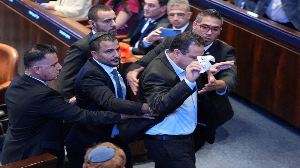 إخراج عضوي الكنيست عودة وكاسيف بعد مقاطعتهما خطاب ترامب