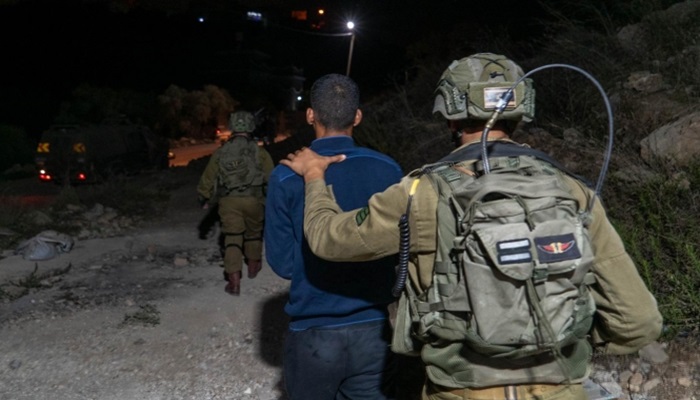 اعتقال 25 فلسطينياً ومداهمة عشرات المنازل في الضفة الغربية والقدس المحتلة