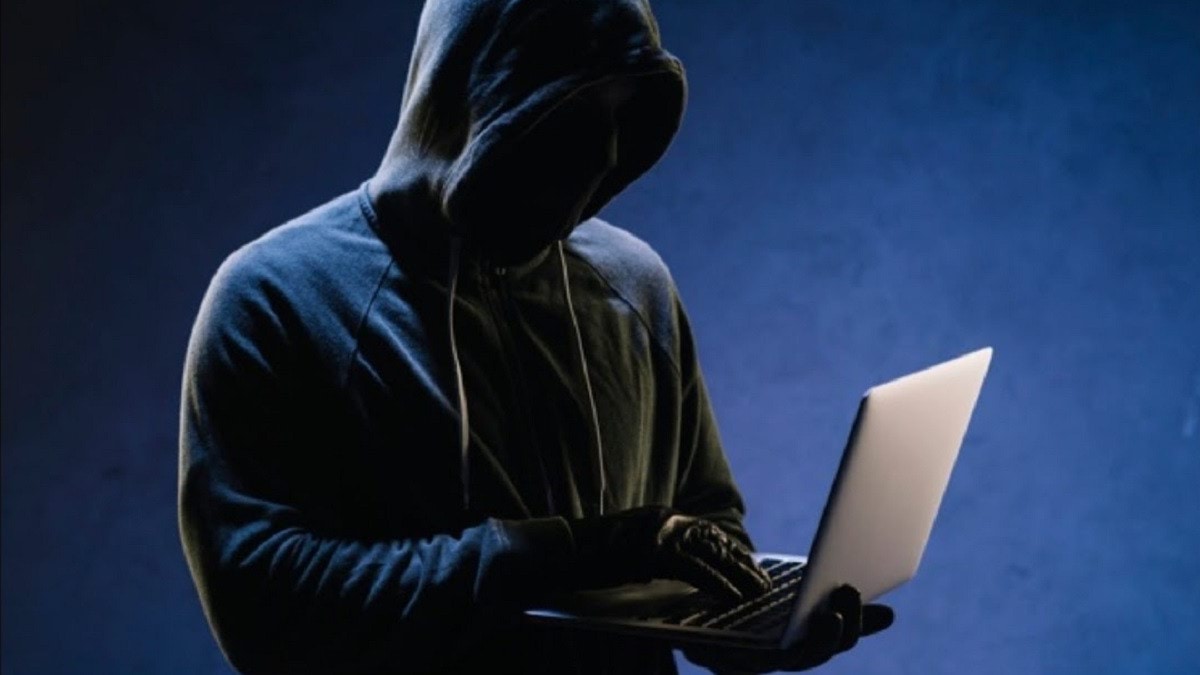 الكويت ..  شاب يخترق حساب فتاة لتركيبها على صور "مخلة بالآداب"
