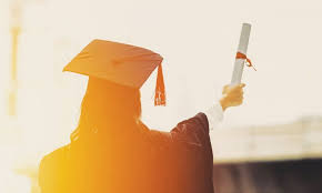 "كسر في الظهر والرقبة" لم يمنعها من حلم التخرج ..  ديون الجامعة تقف عائقاً أمام طالبة أردنية