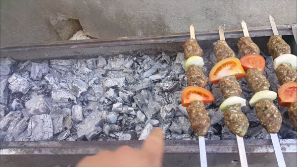 لماذا يسقط الكباب عند الشوي؟
