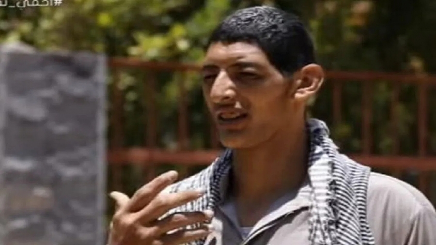 بالفيديو ..  أطول رجل في دولة عربية: نفسي ألبس زي الناس بسهولة