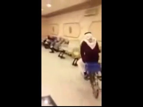 بالفيديو ..  عريس سعودي يدخل قاعة الزفاف بالدراجة
