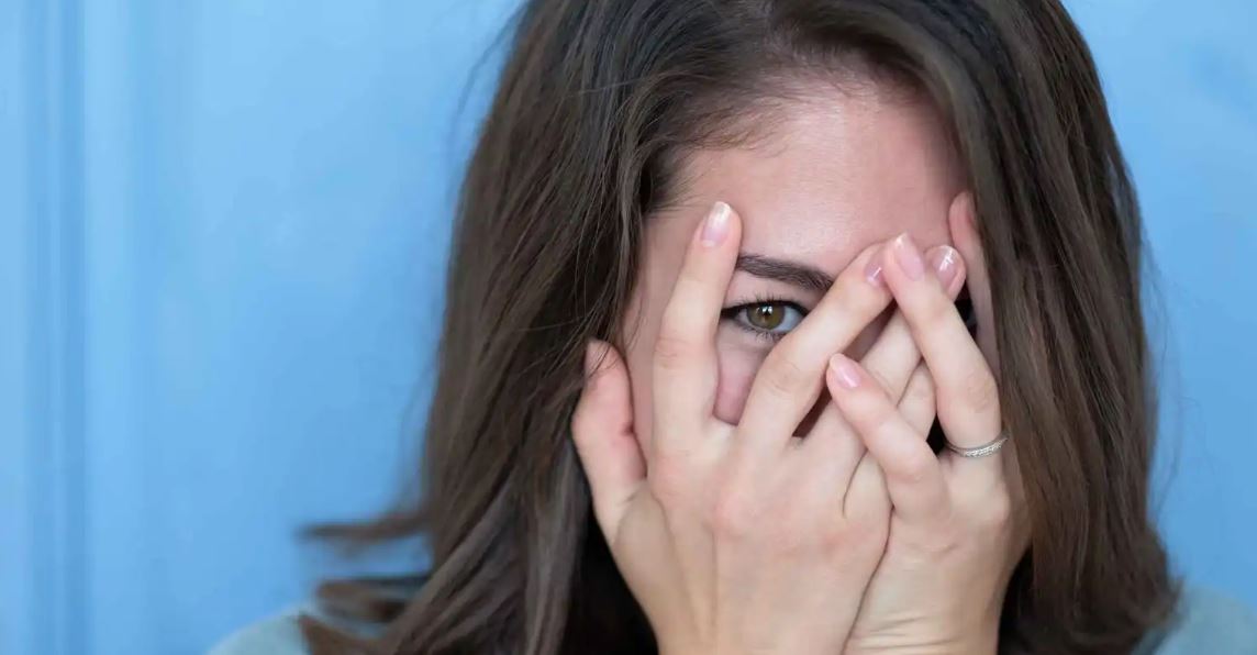 لماذا يتحوّل المديح أحيانًا إلى مصدر للإحراج؟