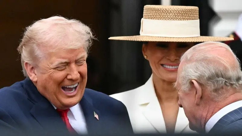 ترامب يمازح الملك تشارلز ..  "أمي كانت معجبة بك"