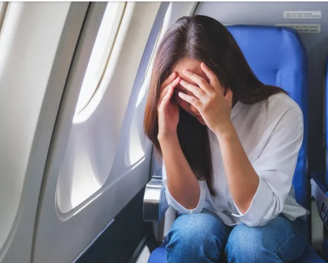 لماذا تزداد رغبتنا في البكاء أكثر على متن الطائرة؟ خبراء يكشفون السر