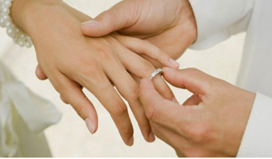 تقدم لي شاب لديه صلة قرابة بخاطبي السابق، فهل أقبل به؟
