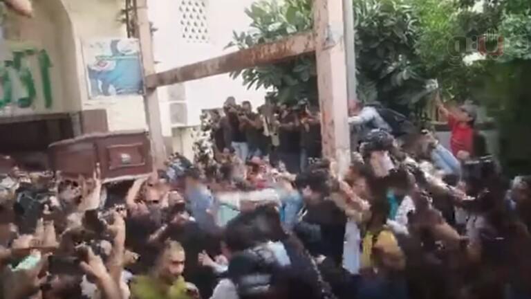 بالفيديو  ..  حشود غفيرة تشيع جثمان هيثم أحمد زكي 