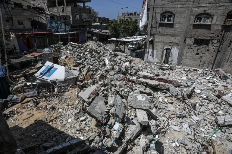 استشهاد 7 فلسطينيين وانتشال جثامين 15 آخرين في غزة