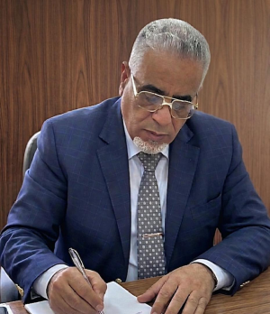 الشاعر ابو غنيم يكتب قصيدة بعنوان  (رفرف علمنا)