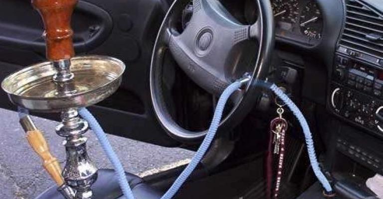 الدوريات الخارجية: ضبط سائق يدخن الأرجيلة في مركبته