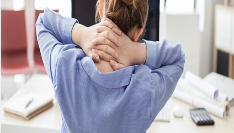 جرّاح عظام يحذر من وضعيات قاتلة للرقبة والظهر قد تدمّر عمودك الفقري