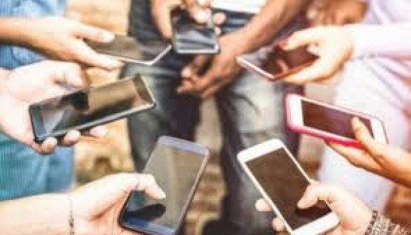 نصائح لحماية الهواتف الذكية من أضرار السخونة والمياه والرمال  