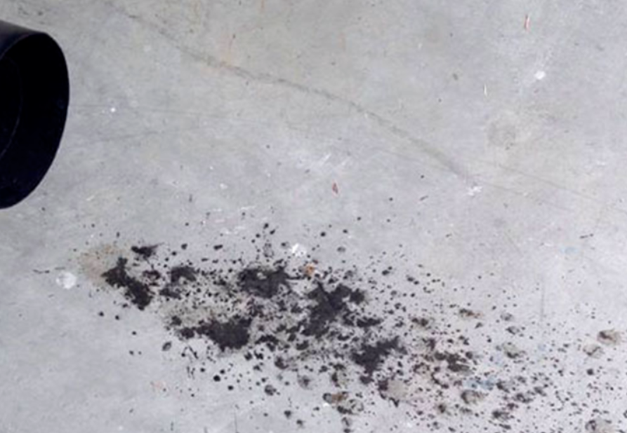خروج زيت المحرك من العادم: الأسباب والحلول وطرق الوقاية