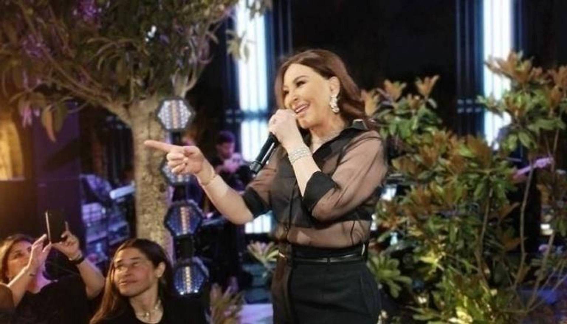  إطلالة متواضعة لإليسا في حفل خيري بمصر