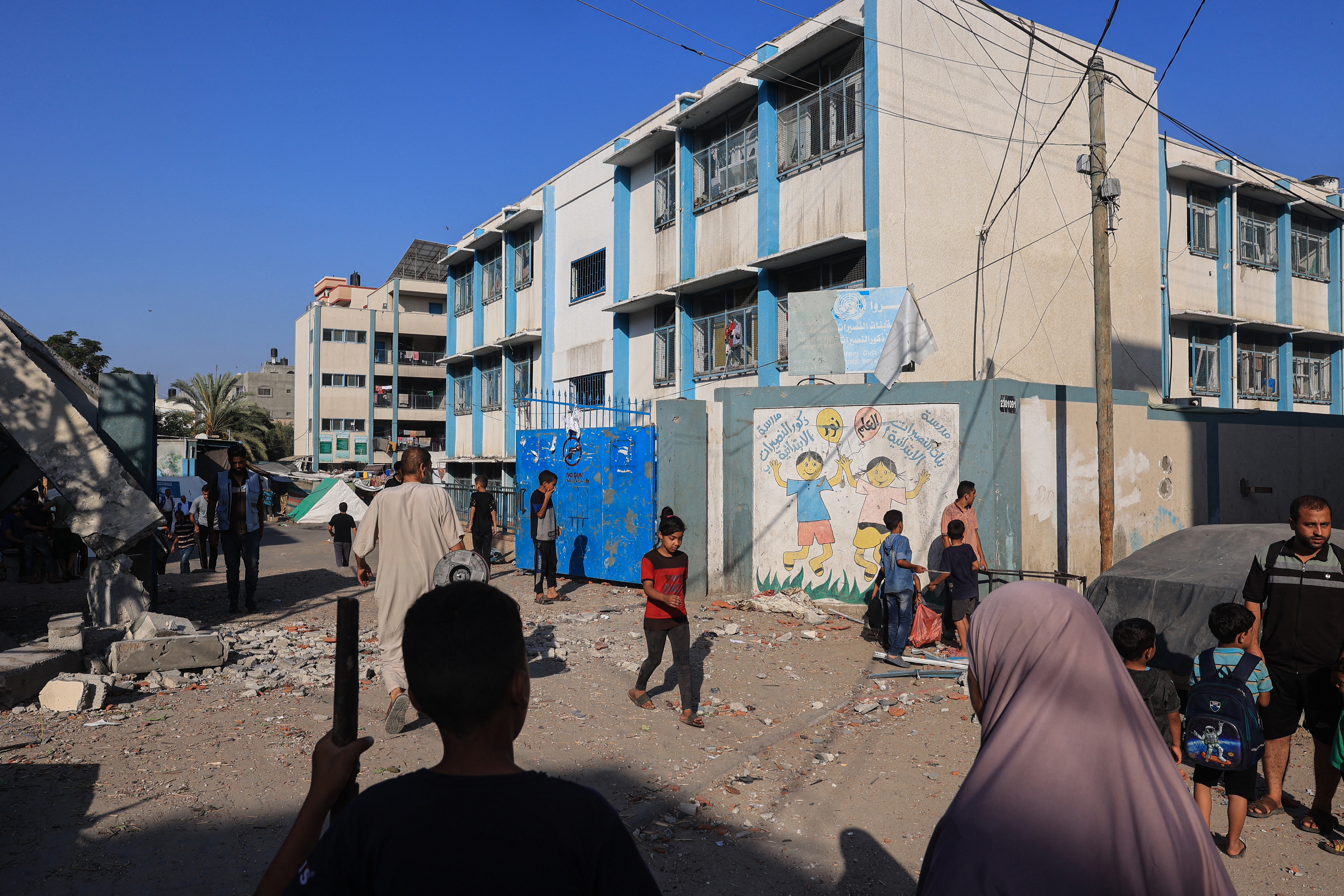 25 شهيدًا بقصف مدرسة تؤوي نازحين في غزة
