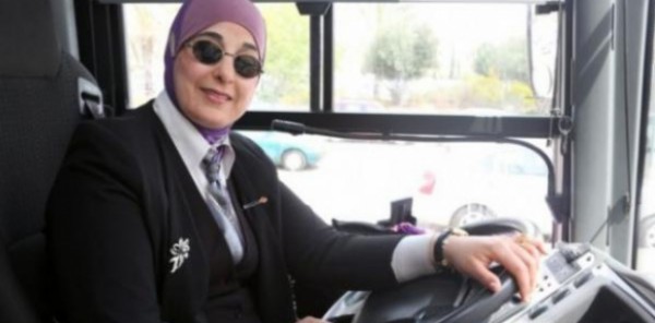 أول سائقة "أتوبيس " فلسطينية محجبة في مناطق 48  (صورة)