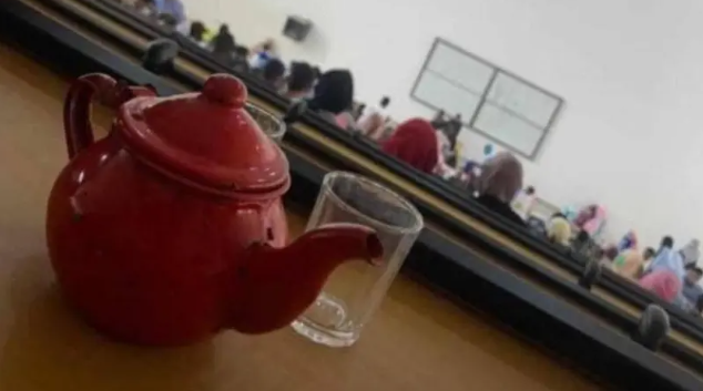 الشاي داخل جامعة نواكشوط ..  جدل وتوبيخ واعتذار