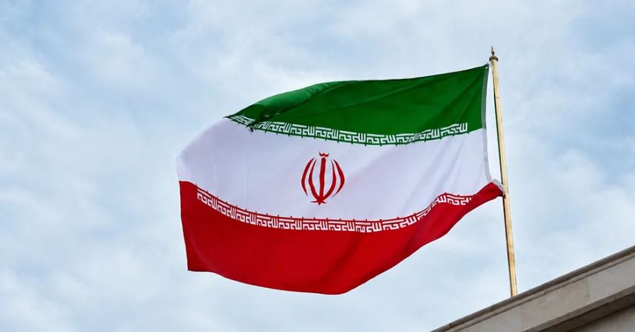  إيران تحصن دفاعاتها ..  وتلوح برد أعنف على أي هجوم أميركي