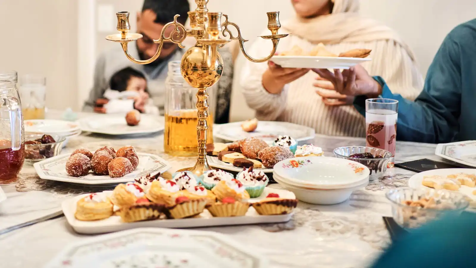 الإفراط بتناول الحلويات ..  كيف يؤثر في صحتك برمضان؟  