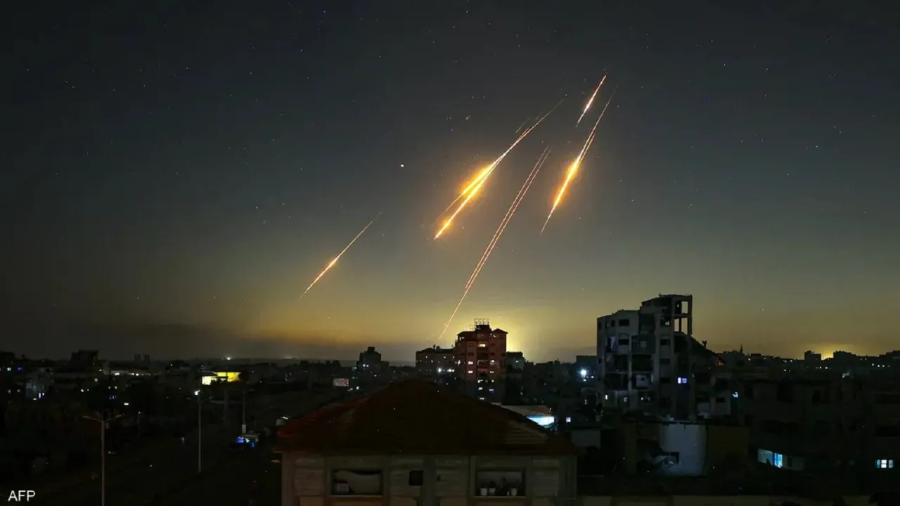الاحتلال يحذّر الفلسطينيين من إظهار الفرح بالقصف الإيراني