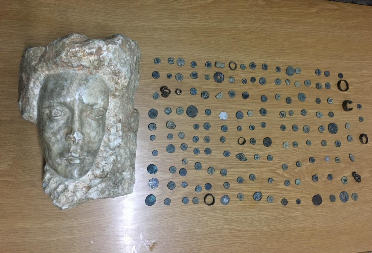 القبض على شخص بحوزته رأس تمثال حجري و١٤٣ قطعة أثرية قديمة في العاصمة