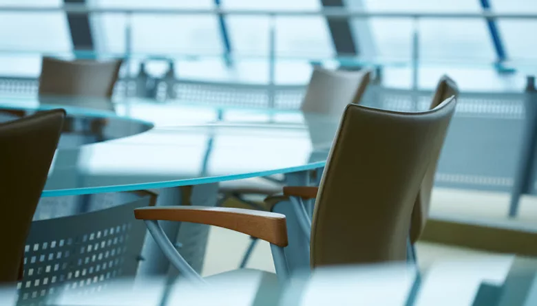 تعيينات القيادات العليا في "مهب الريح" ..  استياء من تأخر ملء الشواغر