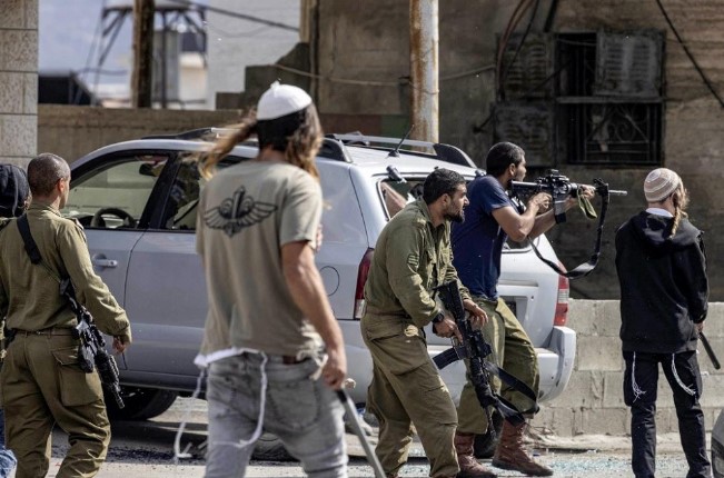 مستوطنون يهاجمون مركبات الفلسطينيين جنوب نابلس